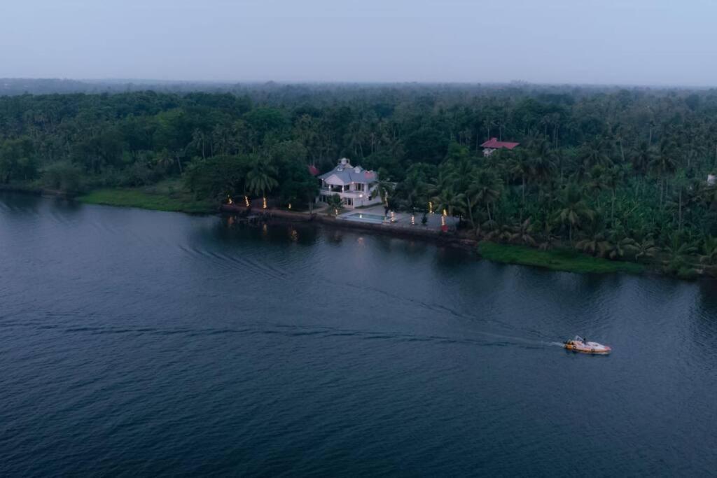 Riveria Portico - River Side 6 Bedroom Private Pool Bungalow North Paravur Exterior foto